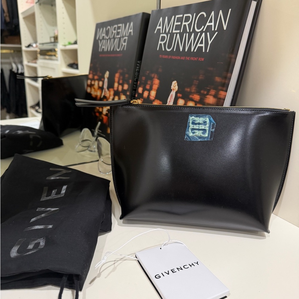 New Givenchy 4G Liquid Cosmetic Pouch in Leather - Picture 5 of 5